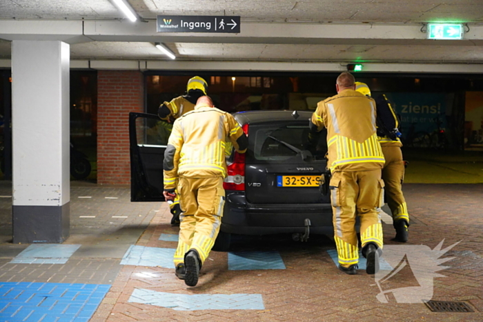 Mogelijk brand in parkeergarage