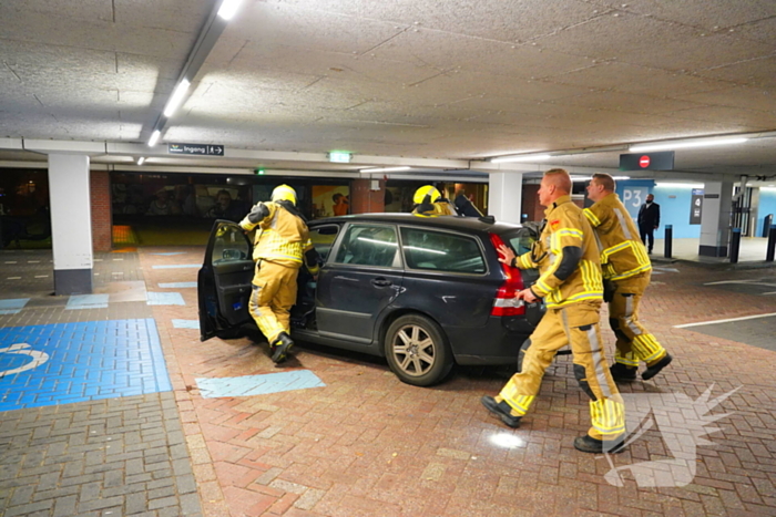 Mogelijk brand in parkeergarage