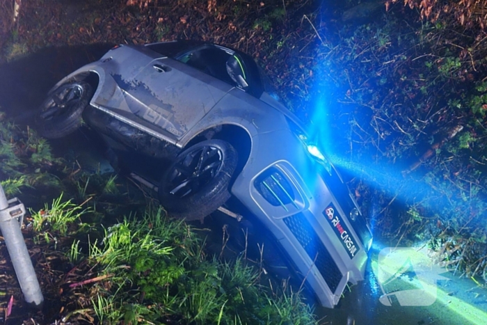 Bestuurder van 45-kilometerwagen eindigt in sloot