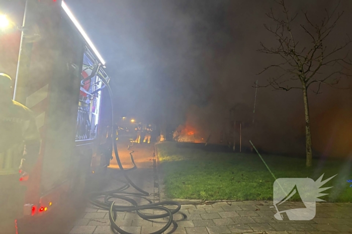 Geparkeerde personenauto vliegt in brand