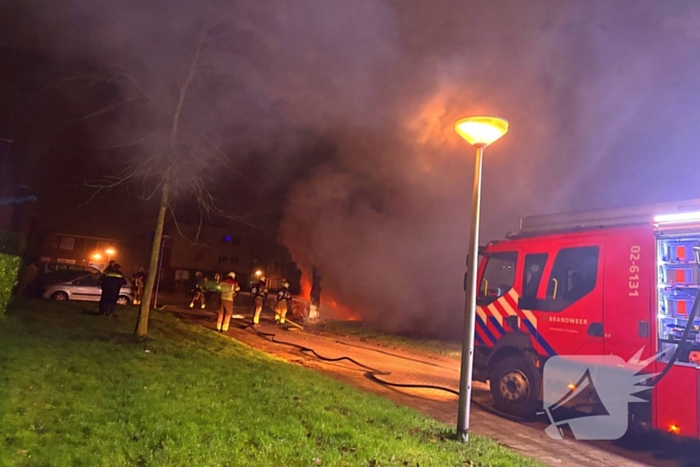 Geparkeerde personenauto vliegt in brand
