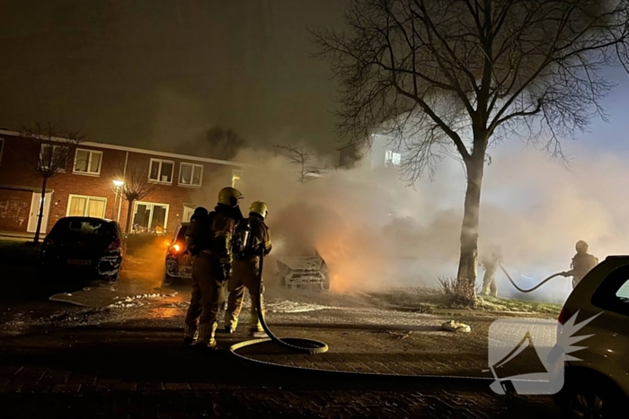 Geparkeerde personenauto vliegt in brand