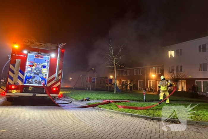 Geparkeerde personenauto vliegt in brand