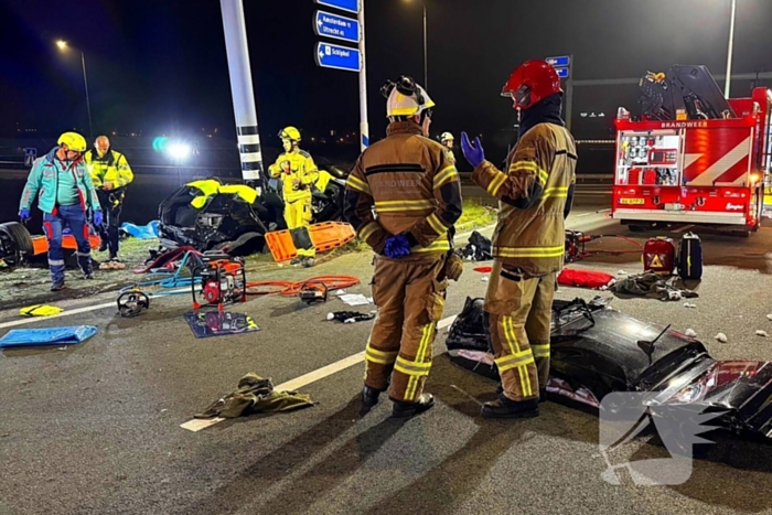 Drie mensen zwaargewond bij botsing op kruispunt