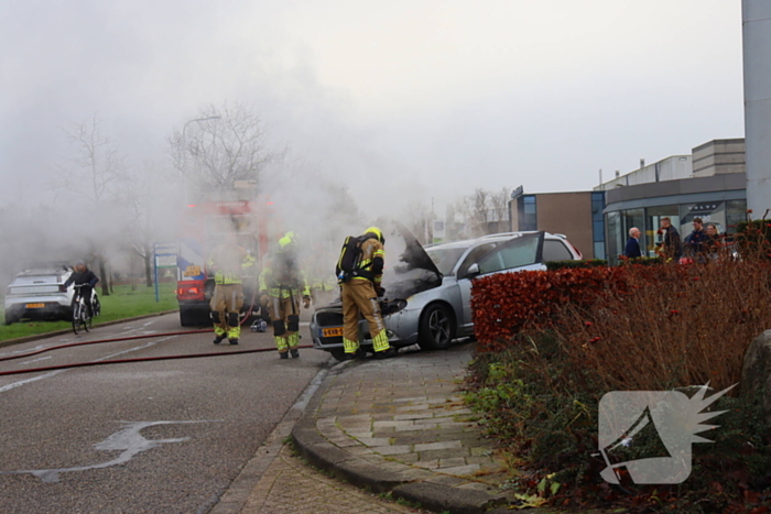 Voorkant auto uitgebrand voor autobedrijf