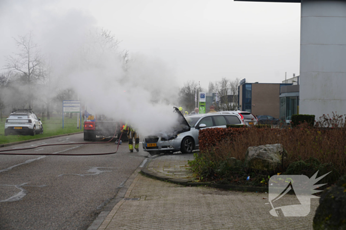 Voorkant auto uitgebrand voor autobedrijf