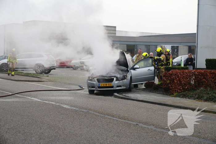 Voorkant auto uitgebrand voor autobedrijf