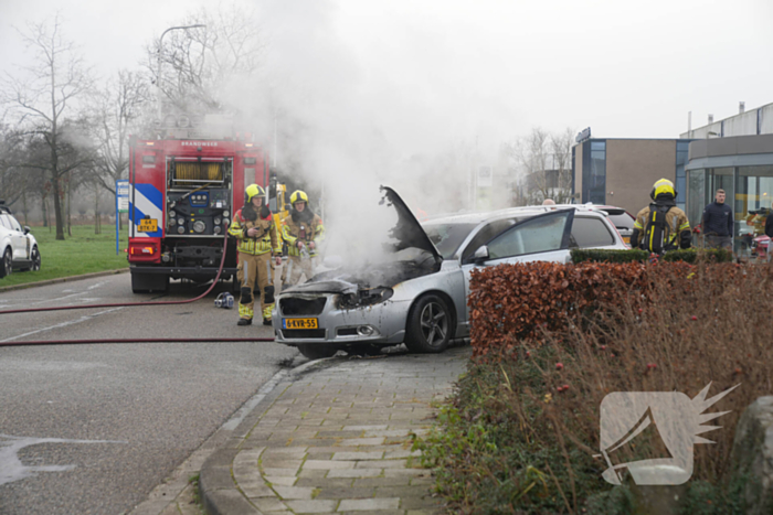 Voorkant auto uitgebrand voor autobedrijf