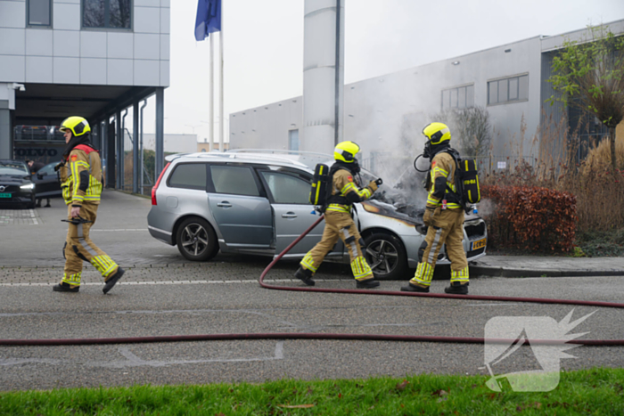 Voorkant auto uitgebrand voor autobedrijf