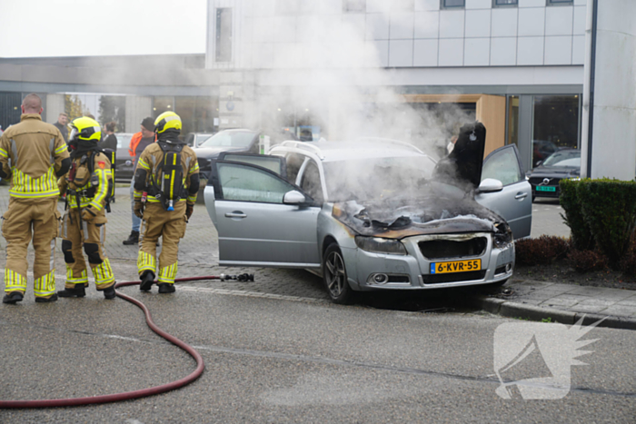 Voorkant auto uitgebrand voor autobedrijf