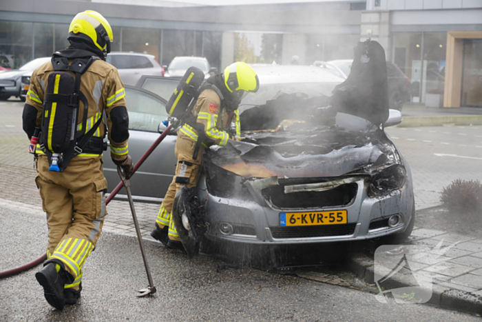 Voorkant auto uitgebrand voor autobedrijf