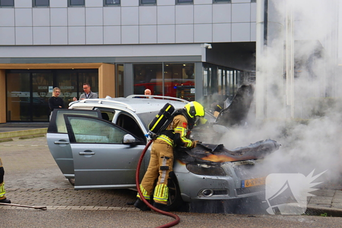 Voorkant auto uitgebrand voor autobedrijf