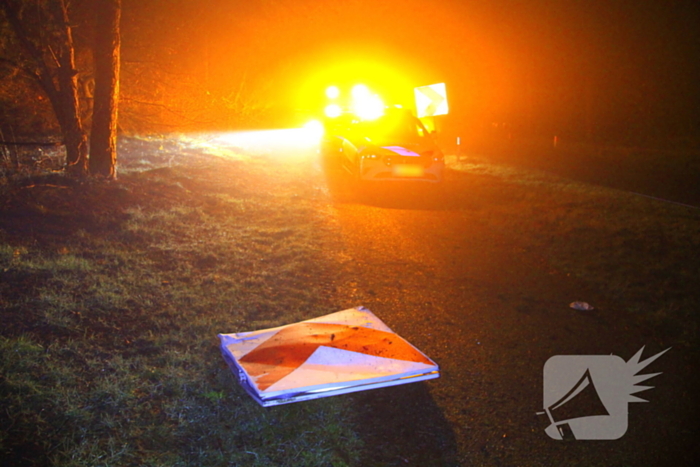 Auto vliegt uit beruchte bocht en belandt op de kop