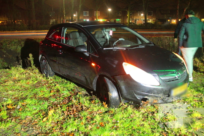 Voertuig raakt te water