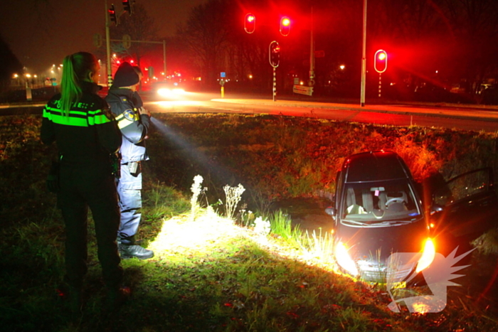 Voertuig raakt te water