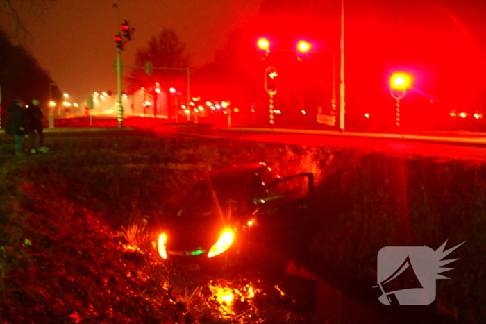 Voertuig raakt te water