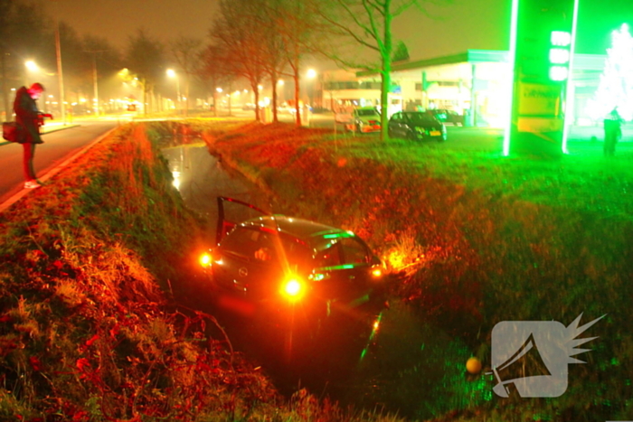 Voertuig raakt te water