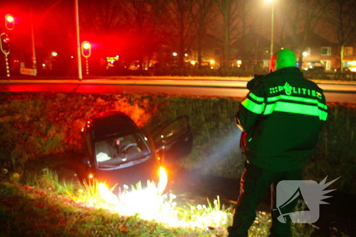 Voertuig raakt te water