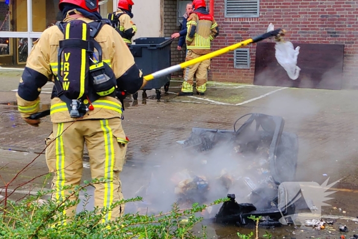 Brand in container in container ruimte van flatgebouw