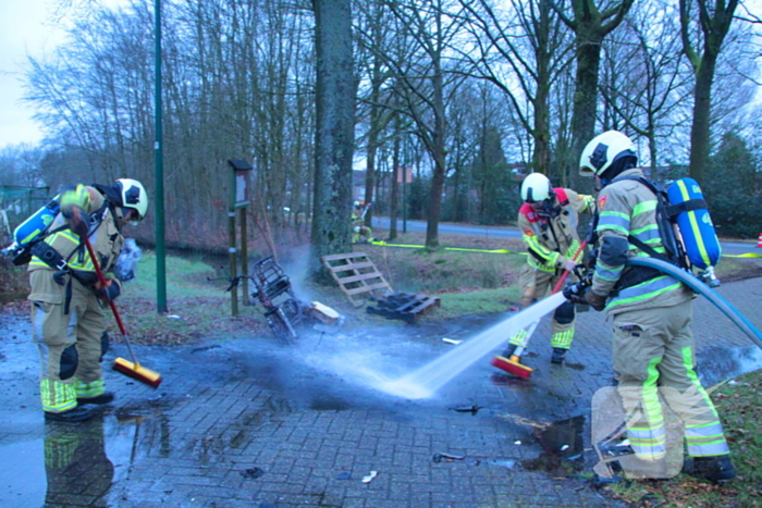 Scooter en pallets vatten vlam