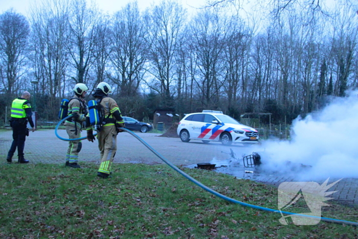 Scooter en pallets vatten vlam