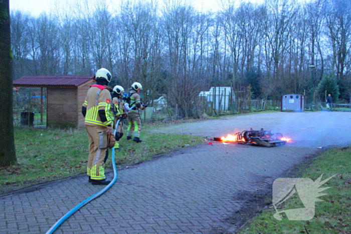 Scooter en pallets vatten vlam