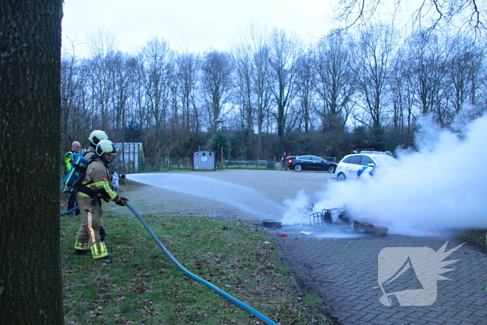 Scooter en pallets vatten vlam