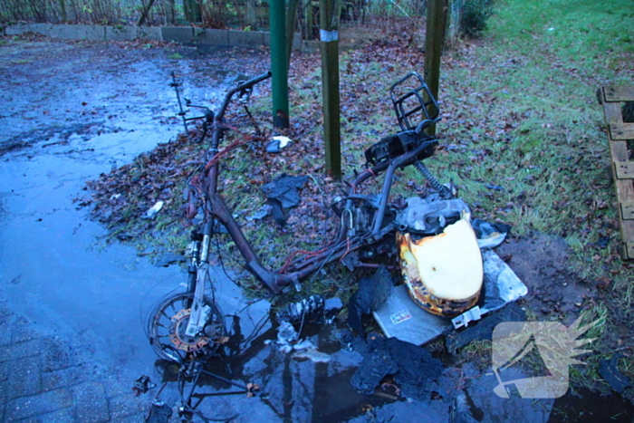 Scooter en pallets vatten vlam