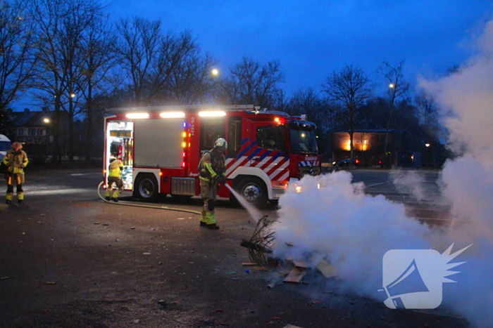 Afvalbrand op parkeerterrein snel geblust