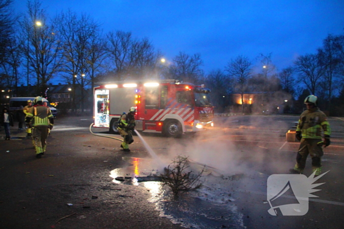 Afvalbrand op parkeerterrein snel geblust