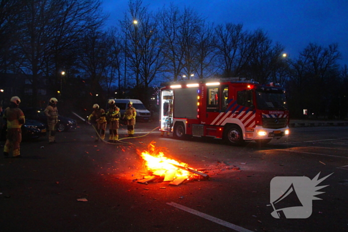 Afvalbrand op parkeerterrein snel geblust