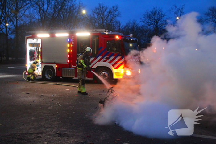 Afvalbrand op parkeerterrein snel geblust