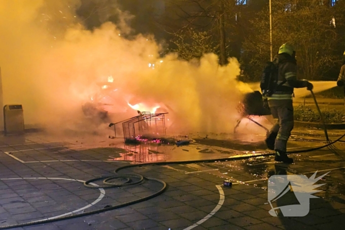 Afval in winkelwagen in brand gestoken