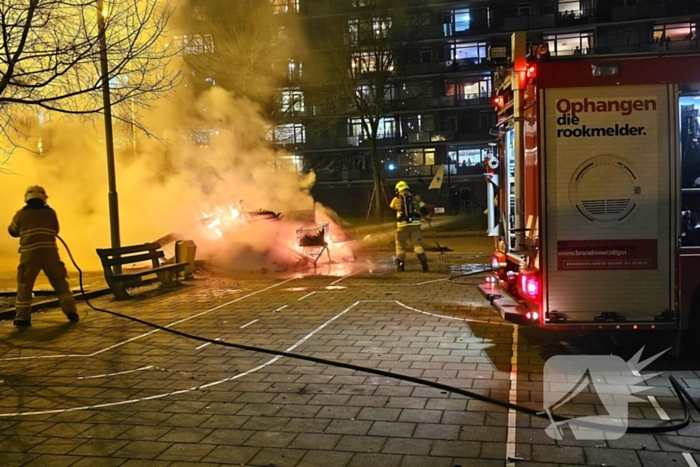 Afval in winkelwagen in brand gestoken