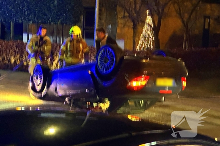 Automobilist vliegt over de kop