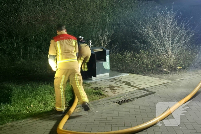 Veel rookontwikkeling bij brand in ondergrondse container