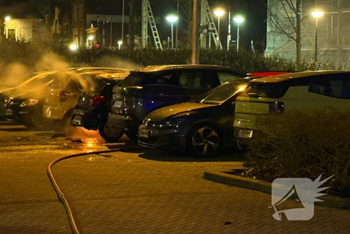Geparkeerde auto's beschadigd door brand