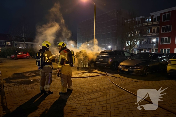 Geparkeerde auto's beschadigd door brand
