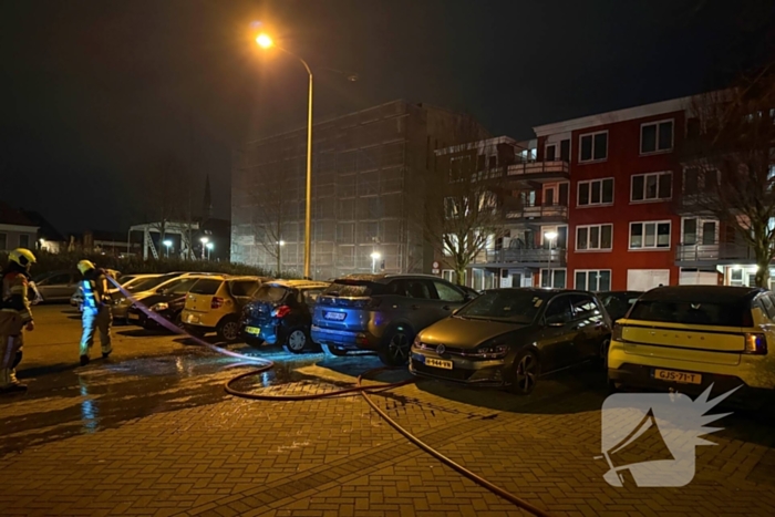 Geparkeerde auto's beschadigd door brand