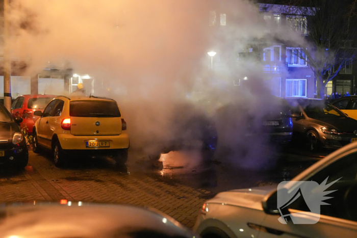 Geparkeerde auto's beschadigd door brand
