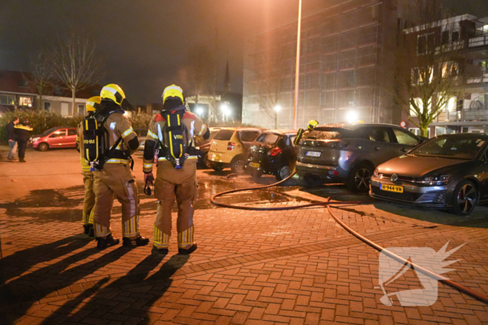 Geparkeerde auto's beschadigd door brand