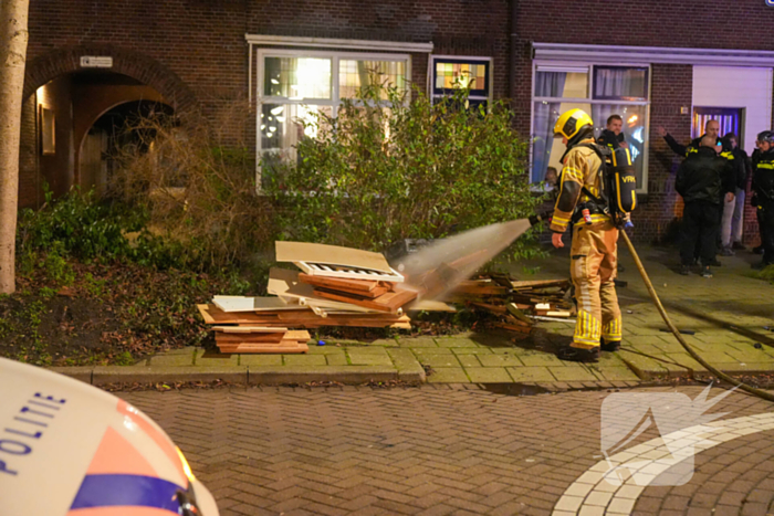 Aanhouding en woning doorzocht nadat persoon vuurwerk in vuurton gooit