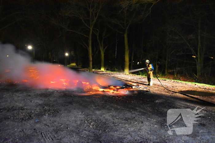 Caravan tot grond toe afgebrand