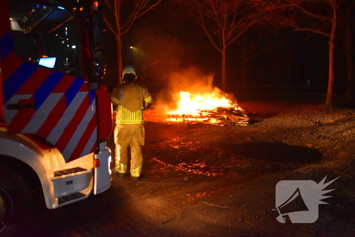 Caravan tot grond toe afgebrand