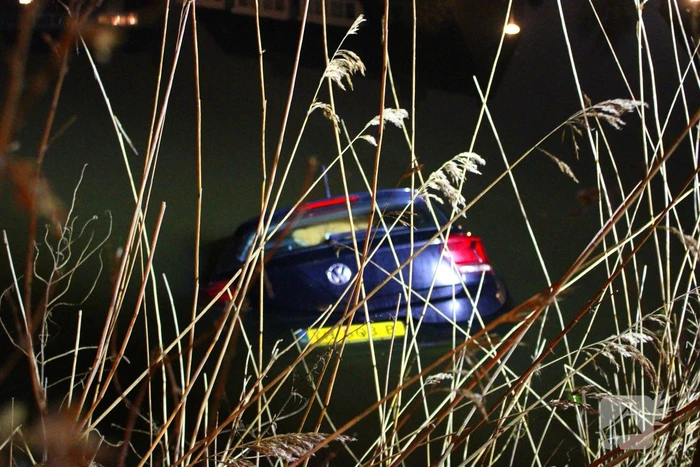 Vergeten handrem laat auto het water in rollen