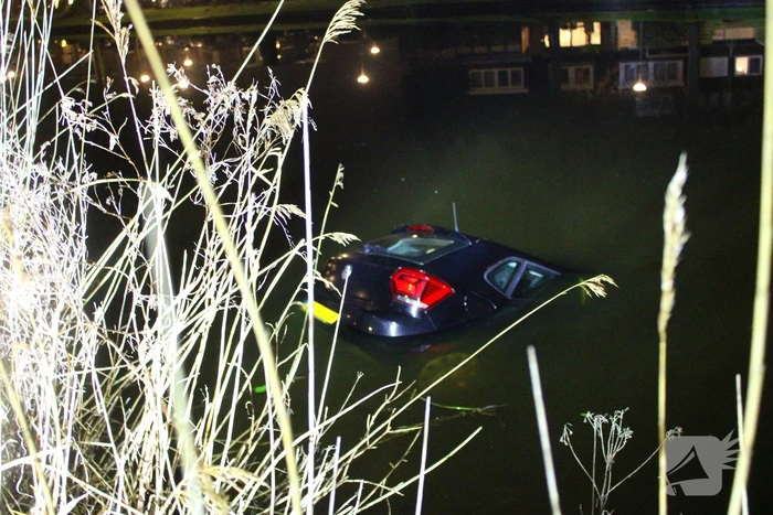 Vergeten handrem laat auto het water in rollen
