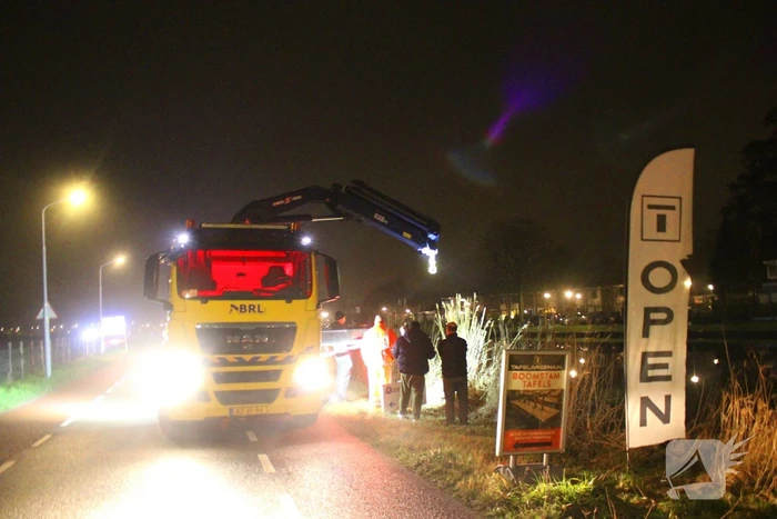 Vergeten handrem laat auto het water in rollen