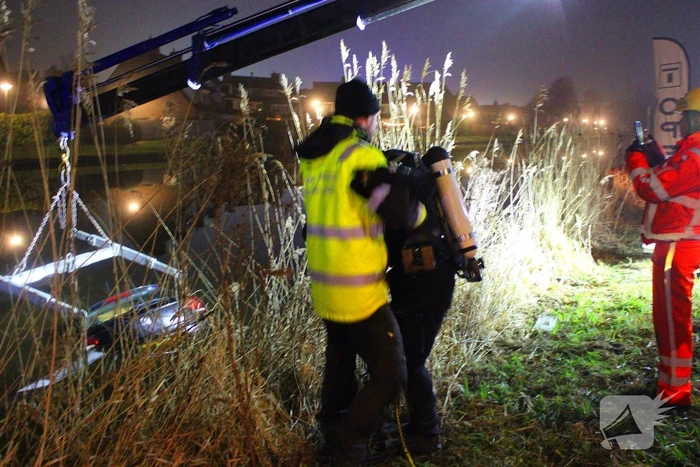 Vergeten handrem laat auto het water in rollen