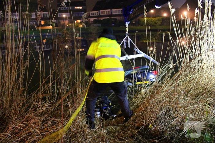 Vergeten handrem laat auto het water in rollen