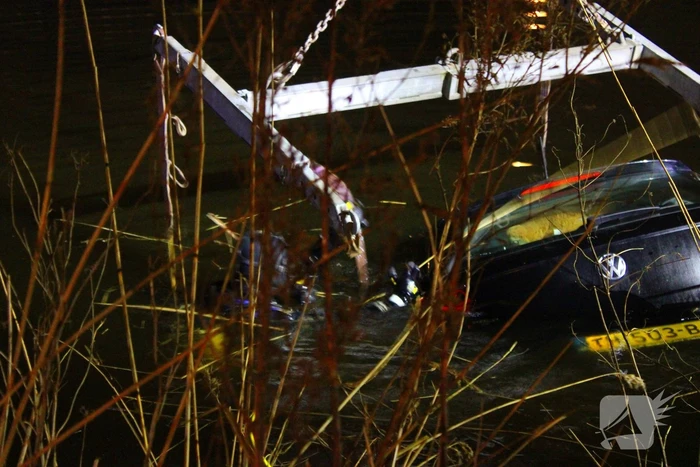 Vergeten handrem laat auto het water in rollen